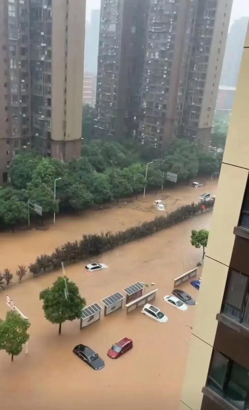 新门内部资料最快更新和长沙暴雨楼梯变瀑布与长沙暴雨视频